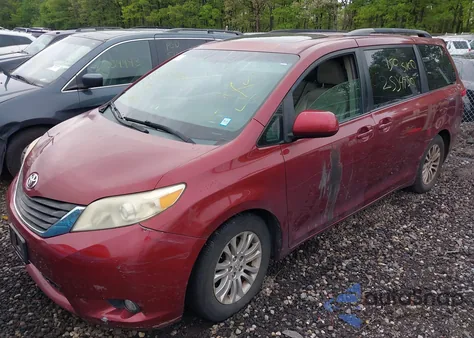 2011 Toyota Sienna Xle V6 z USA, uszkodzony, nr VIN 5TDYK3DC9BS009105